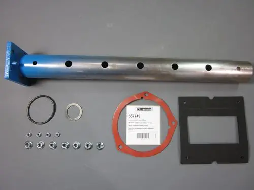 Montiertes Verteilrohr in blau und silberndem Metall, umgeben von Dichtungen, Unterlegscheiben, Schrauben und einer Markenbezeichnung von Remeha.
